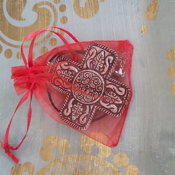 Nickel-finished Vintage-Inspired bohemian-chic Cross Pendan - Picture 4 of 4